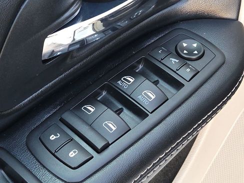 Used 2015 Chrysler Town & Country Limited Platinum image 22