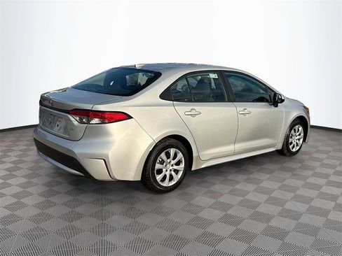 Used 2021 Toyota Corolla LE image 6