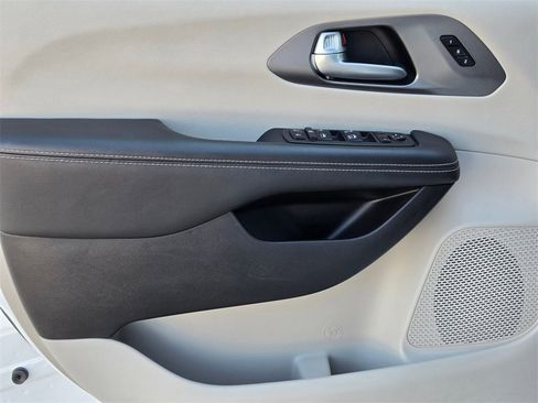 Used 2024 Chrysler Pacifica Touring-L image 11