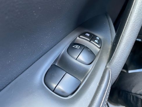 Used 2017 Nissan Rogue SV AWD/4WD image 19