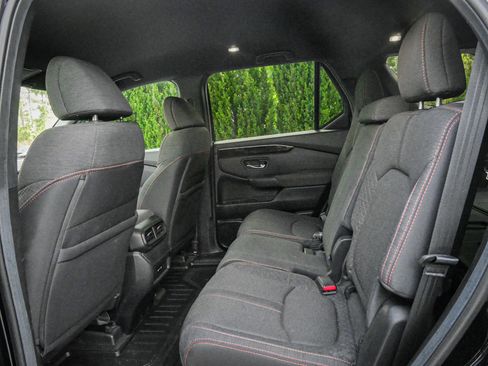 Used 2025 Honda Pilot Sport image 7