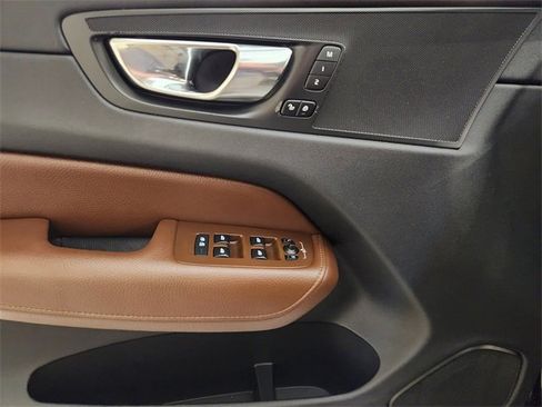 Used 2018 Volvo XC60 T6 Momentum w/ Convenience Package image 24