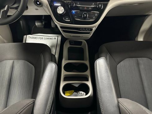 Used 2023 Chrysler Voyager LX image 40