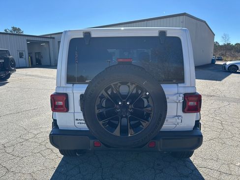 Used 2025 Jeep Wrangler Sahara image 6
