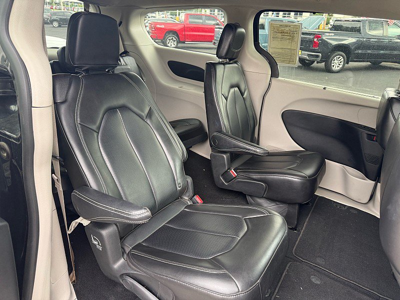 Used 2023 Chrysler Pacifica Touring-L FWD image 18