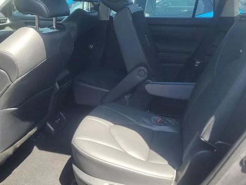 Used 2021 Toyota Highlander XLE FWD image 6