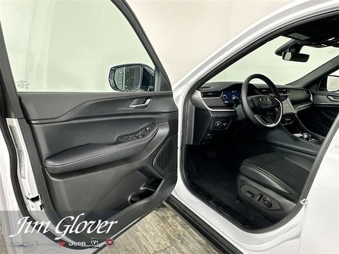 New 2025 Jeep Grand Cherokee Altitude image 29