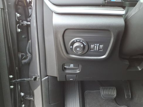 Used 2025 Jeep Grand Cherokee Limited image 17