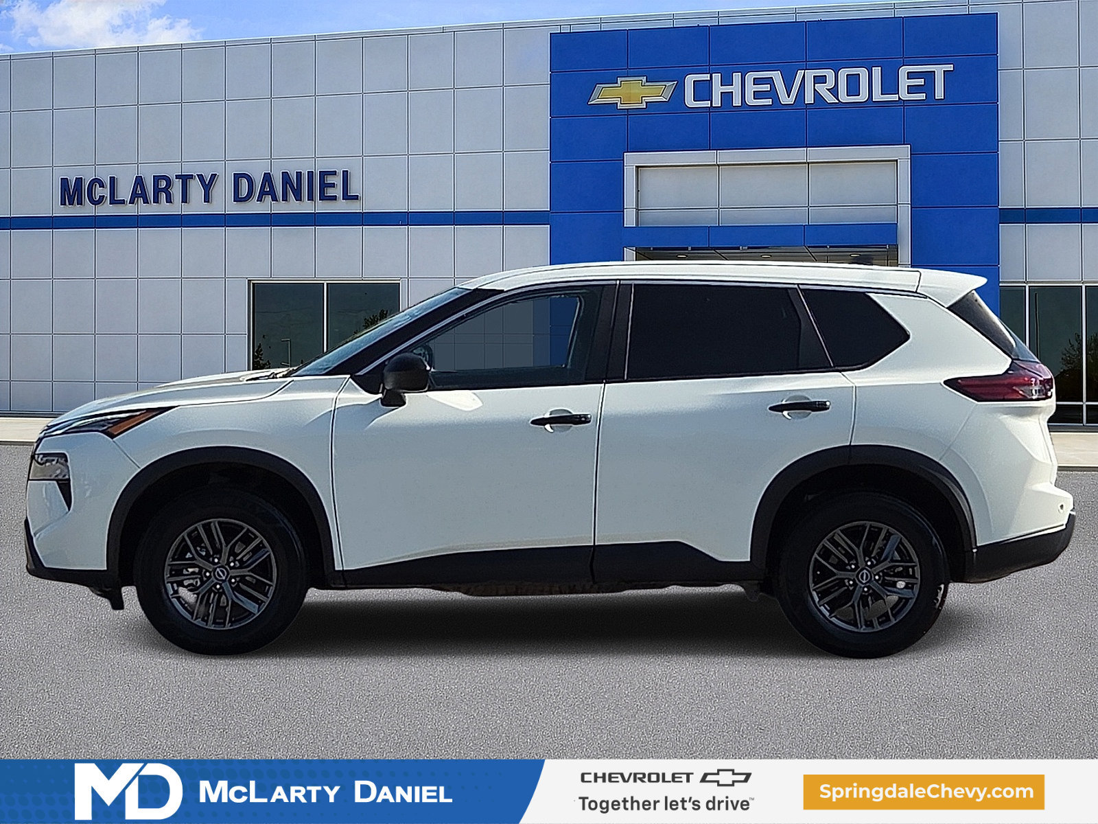 Used 2024 Nissan Rogue S FWD image 3