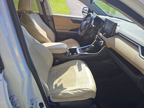 Used 2019 Toyota RAV4 LE FWD image 4