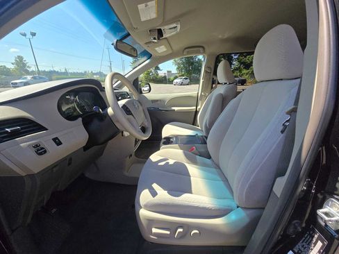 Used 2014 Toyota Sienna LE FWD image 21
