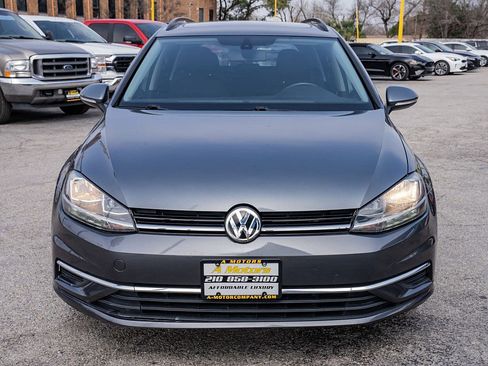 Used 2018 Volkswagen Golf SE image 2