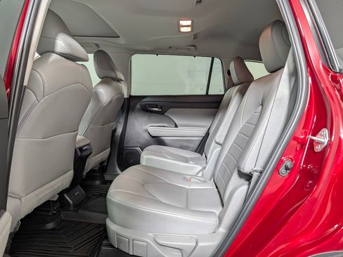 Used 2022 Toyota Highlander XLE FWD image 12