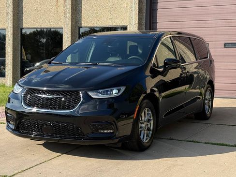 Used 2026 Chrysler Pacifica Limited FWD image 3