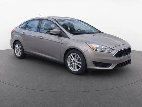 Used 2016 Ford Focus SE FWD image 2