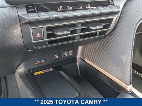 Used 2025 Toyota Camry SE w/ Convenience Package image 17