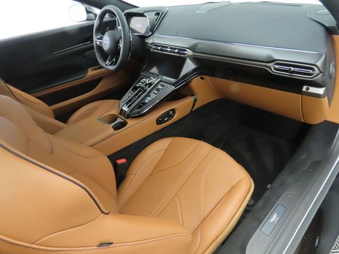Used 2025 Aston Martin V8 Vantage Coupe image 19