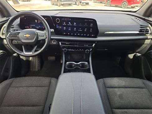 Used 2024 Chevrolet Traverse LT image 9