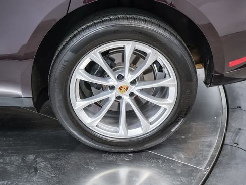 Certified 2024 Porsche Macan AWD/4WD image 13