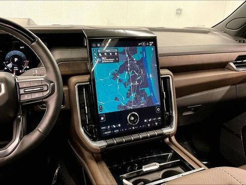 Used 2025 GMC Yukon XL Denali Ultimate AWD/4WD image 7
