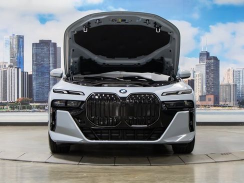 Used 2025 BMW 740i xDrive 740i xDrive w/ Premium Package image 4