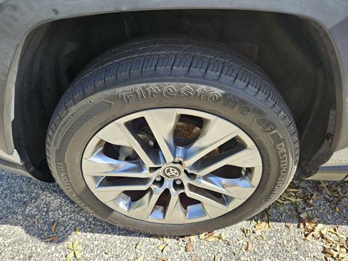 Used 2021 Toyota RAV4 XLE Premium FWD image 7