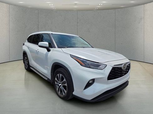 Used 2022 Toyota Highlander XLE FWD image 3