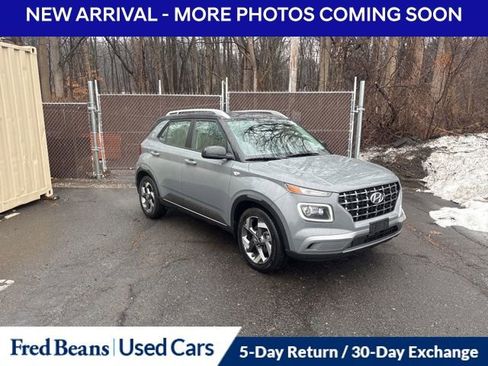Used 2023 Hyundai Venue Limited image 3