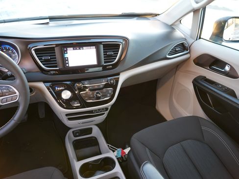 Used 2023 Chrysler Voyager LX image 23