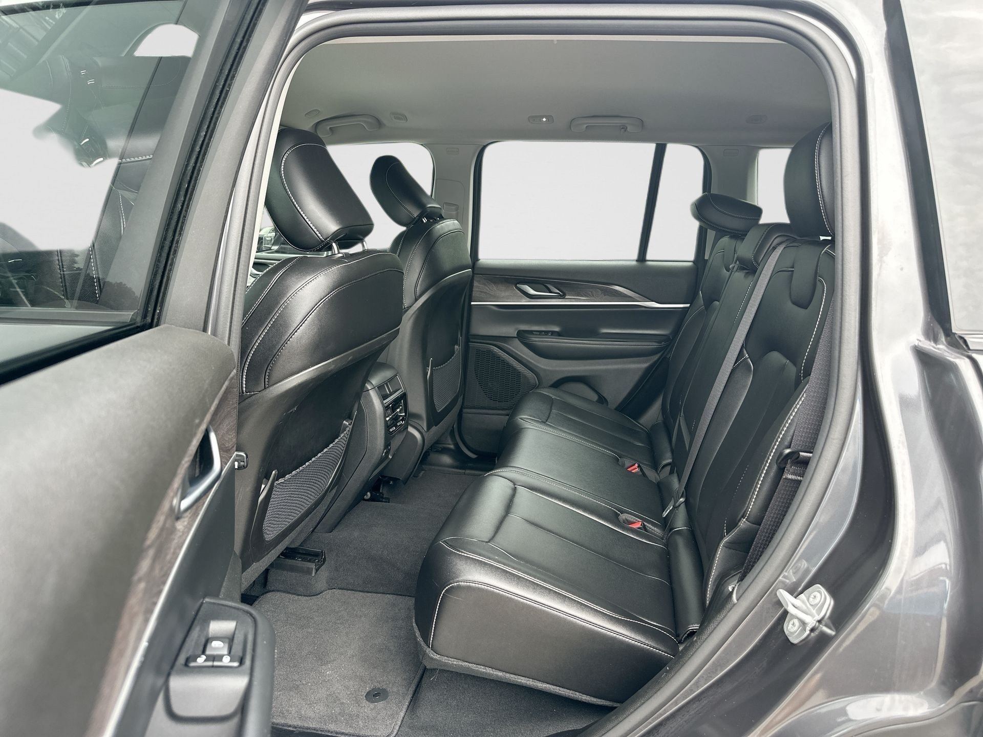 Used 2023 Jeep Grand Cherokee Limited RWD image 24