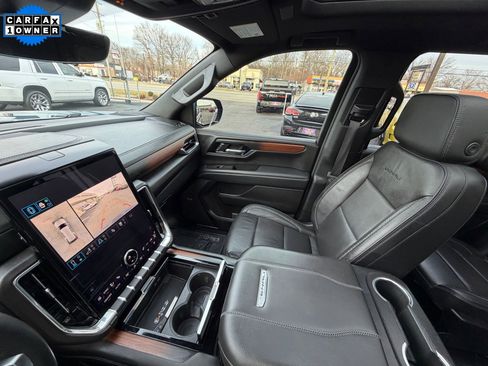 Used 2025 GMC Yukon Denali w/ Denali Reserve Package image 29