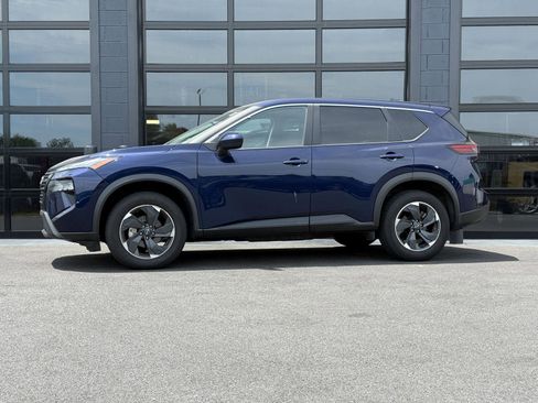 Used 2024 Nissan Rogue SV FWD image 2