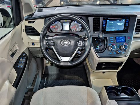 Used 2015 Toyota Sienna LE FWD image 3