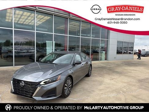 Used 2025 Nissan Altima 2.5 SV FWD image 1