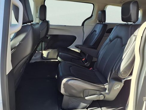 Used 2024 Chrysler Pacifica Touring-L image 12
