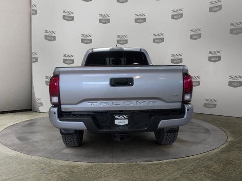 Used 2018 Toyota Tacoma TRD Sport w/ Technology Package AWD/4WD image 4