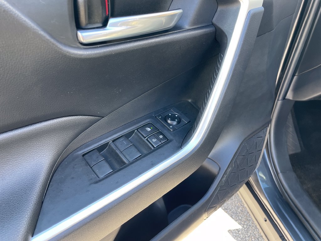 Used 2020 Toyota RAV4 XLE w/ Convenience Package AWD/4WD image 11