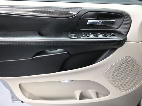 Used 2018 Dodge Grand Caravan SE w/ UConnect Hands-Free Group image 20