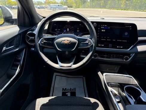 Used 2025 Chevrolet Equinox LT FWD image 12