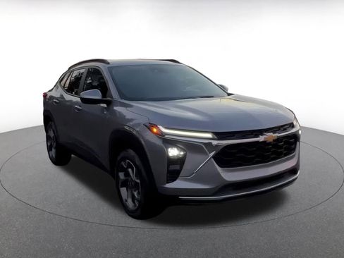 Used 2025 Chevrolet Trax LT image 3
