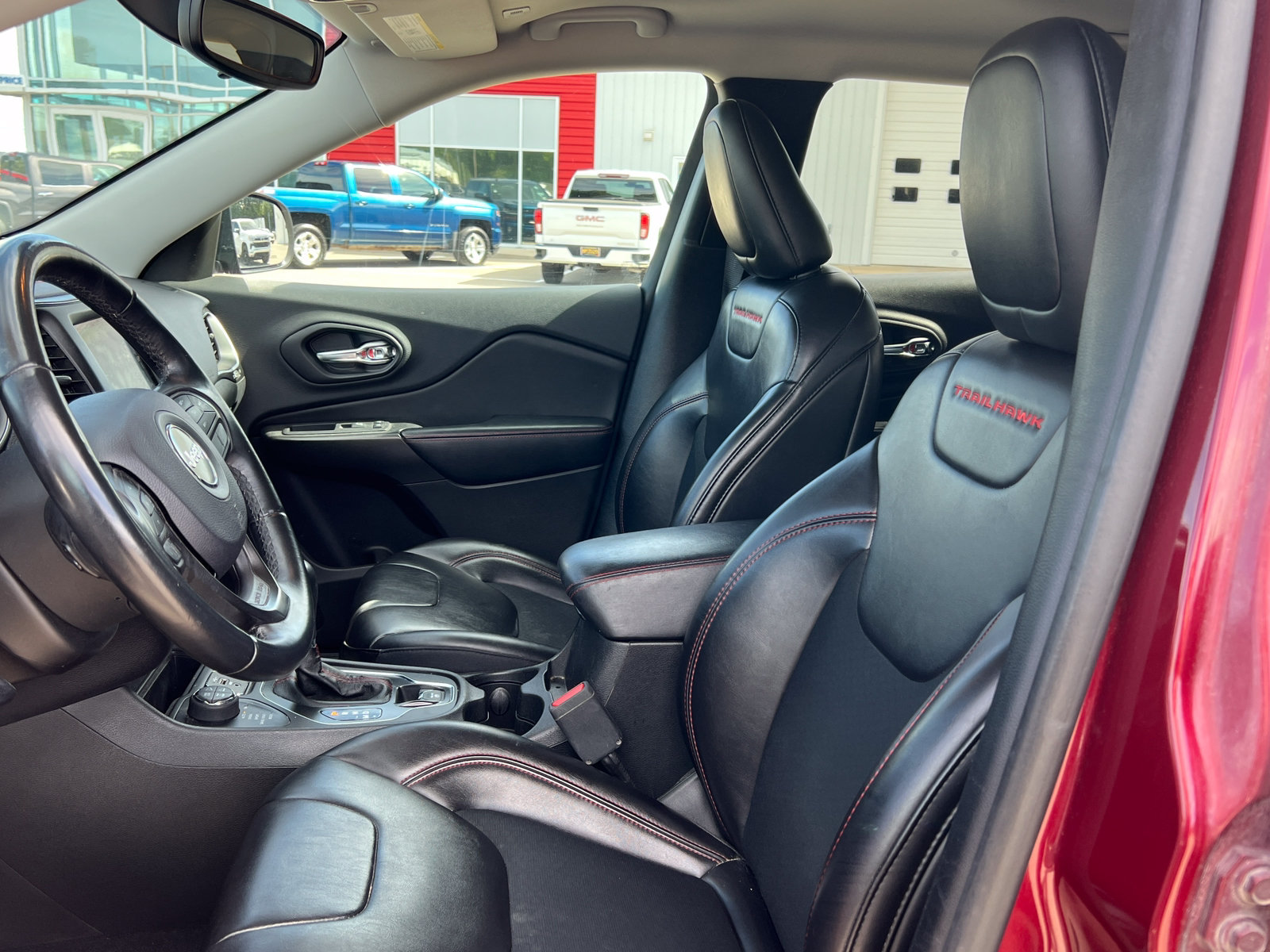 Used 2019 Jeep Cherokee Trailhawk AWD/4WD image 3