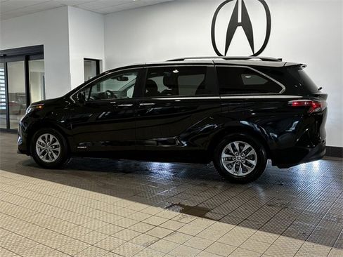 Used 2021 Toyota Sienna XLE image 4