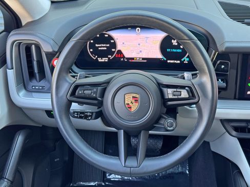 Used 2025 Porsche Cayenne Coupe AWD/4WD image 22