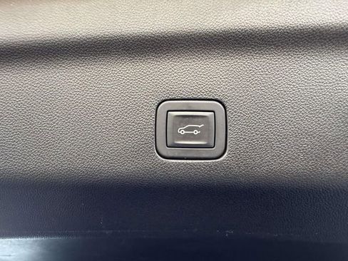 Used 2025 Chevrolet Suburban Premier AWD/4WD image 10