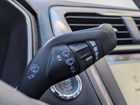 Used 2017 Ford Fusion SE w/ Fusion SE Technology Package image 10