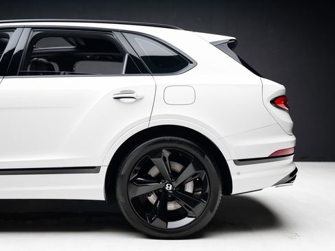 Used 2021 Bentley Bentayga Plug-In Hybrid AWD/4WD image 19