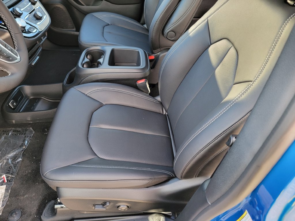New 2026 Chrysler Pacifica Select FWD image 11