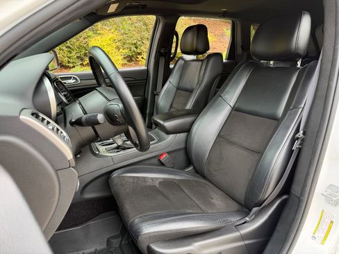 Used 2019 Jeep Grand Cherokee Altitude AWD/4WD image 15