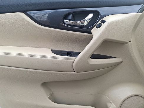 Used 2020 Nissan Rogue SV image 9