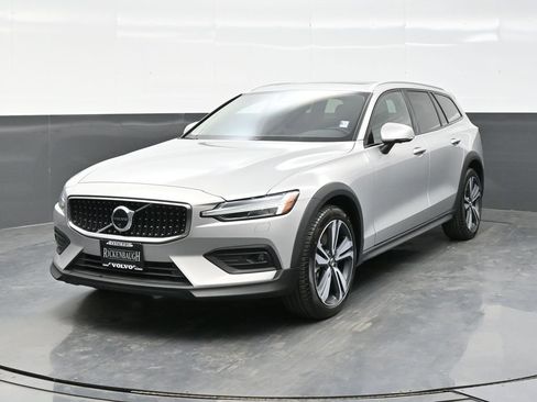 Used 2025 Volvo V60 B5 Cross Country Plus image 2